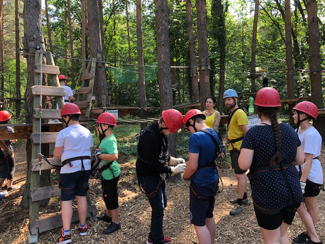 Kindergruppe mit Kletterhelmen im Kletterwald