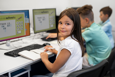 Kinder lernen an Computerarbeitsplätzen im Klassenraum