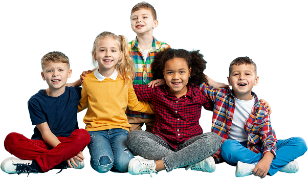 Fünf lachende Kinder sitzen nebeneinander im Schneidersitz