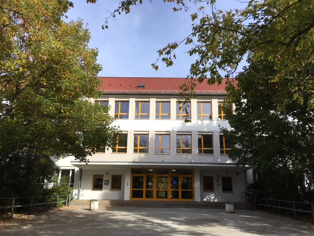 Schulgebäude der Selma- und Gerda-Lagerlöf-Schule mit Eingangsbereich