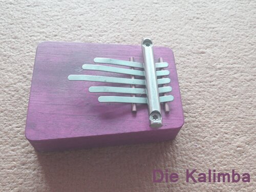 Kalimba, ein Daumenklavier auf einem lila Holzkörper