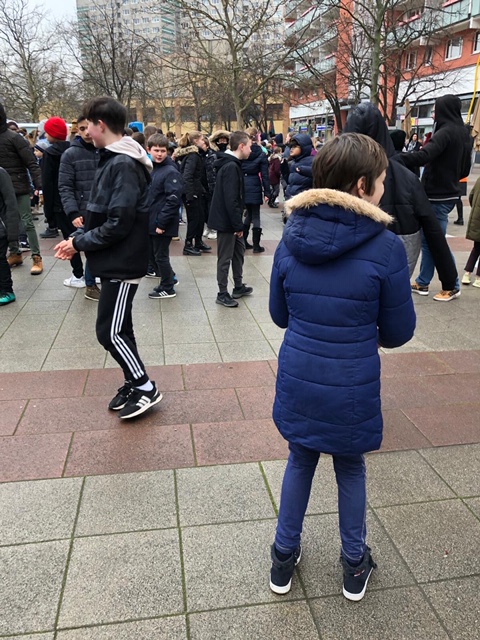 Teilnehmende der Aktion One Billion Rising im Freien
