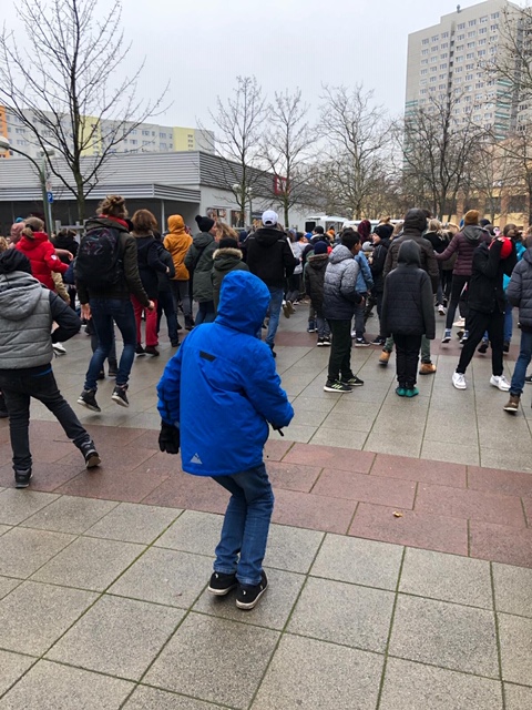 Teilnehmende der Aktion One Billion Rising auf einem Platz