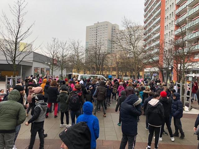 Menschenmenge bei der Aktion One Billion Rising auf einem Platz