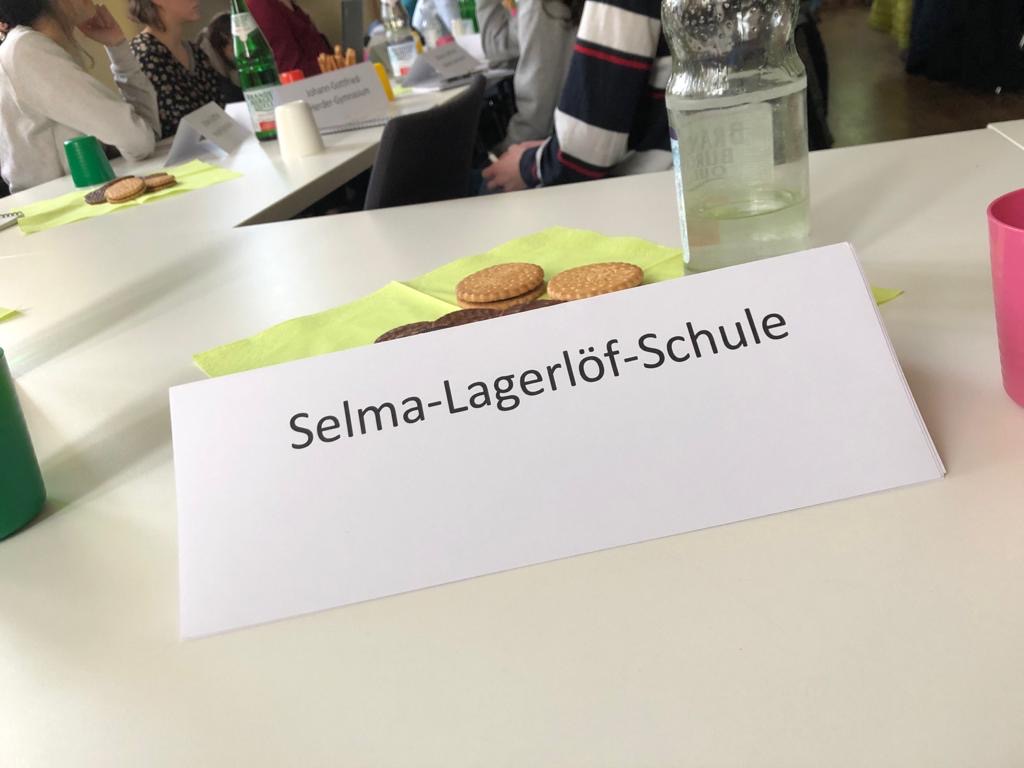 Tischkarte der Selma-Lagerlöf-Schule bei einer Veranstaltung