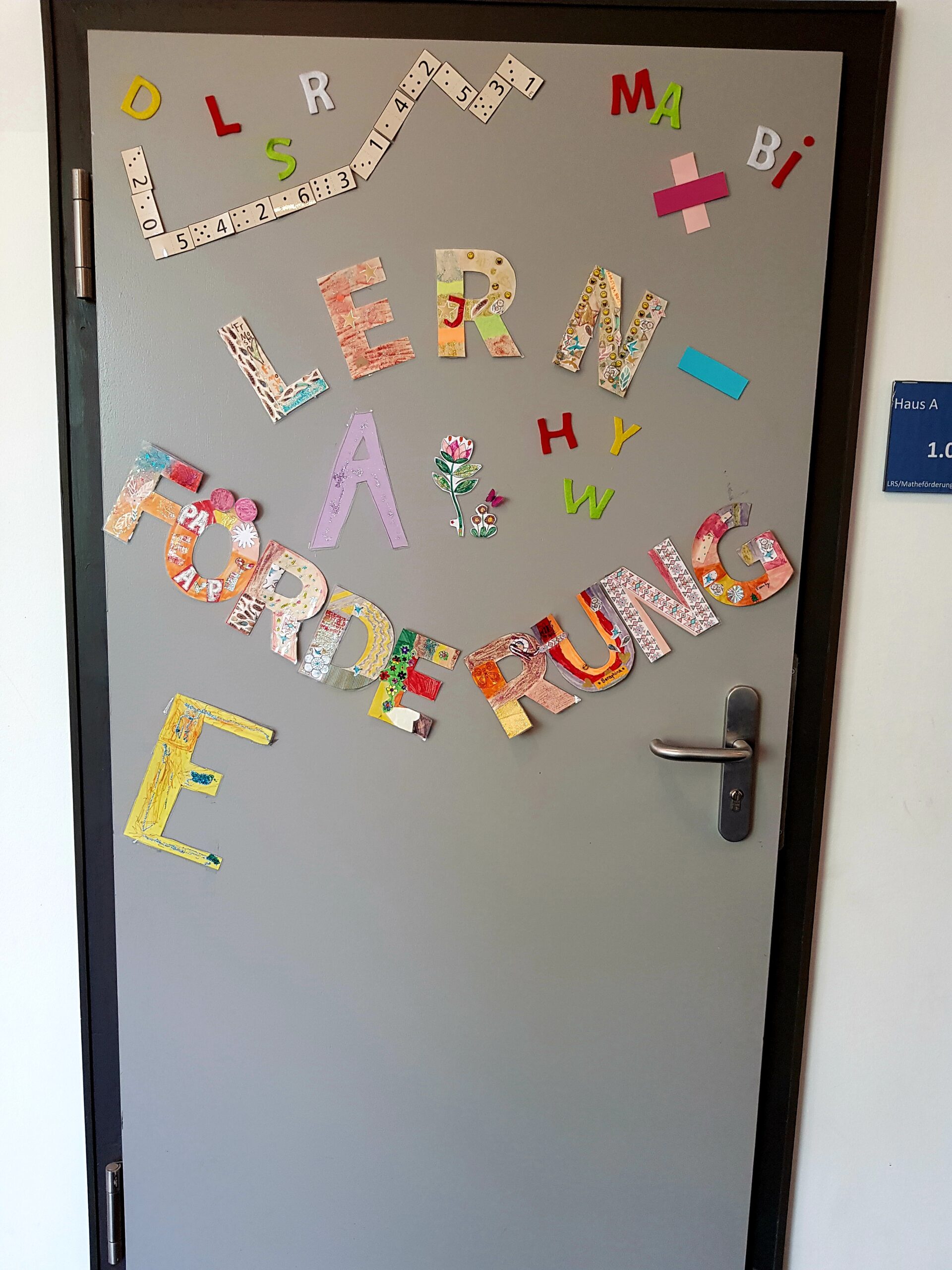 Tür des Lerntherapie-Raums, beklebt mit bunten Buchstaben
